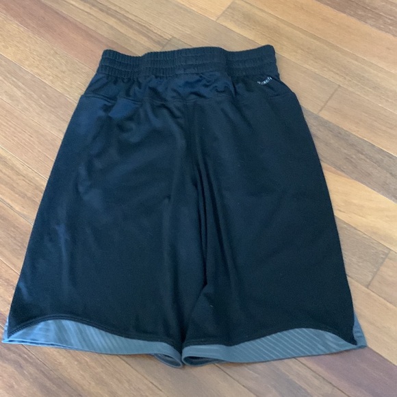 Boys Adidas size small shorts - Picture 3 of 3